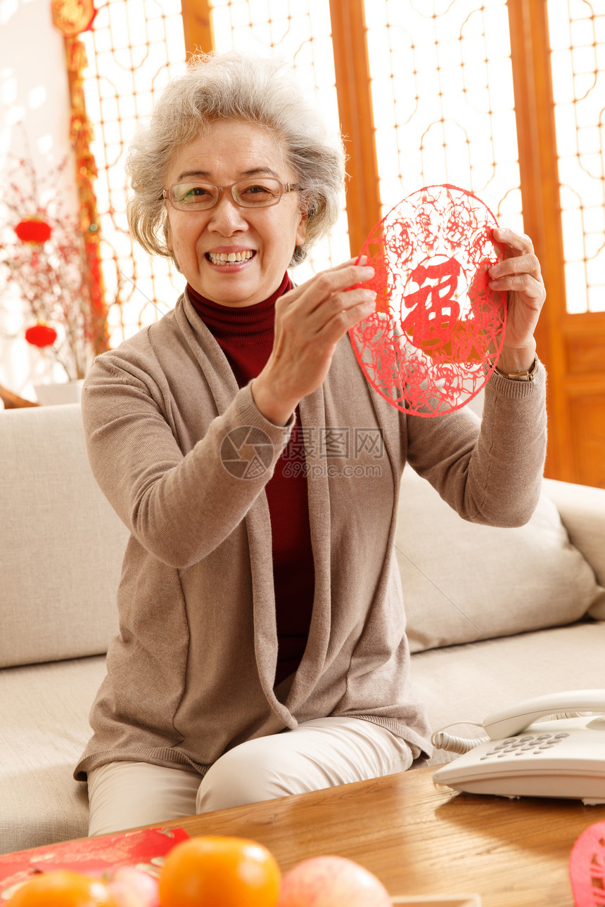 满意温馨家园健康的老年人过年贴窗花图片