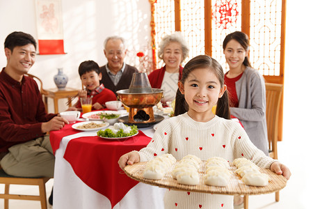 面食摄影孙辈摄影水平构图小女孩过年端着饺子背景