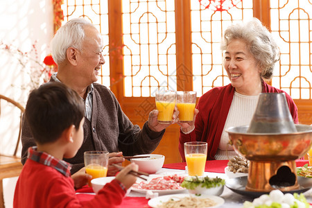 户内祖父新年前夕幸福家庭过年吃团圆饭图片