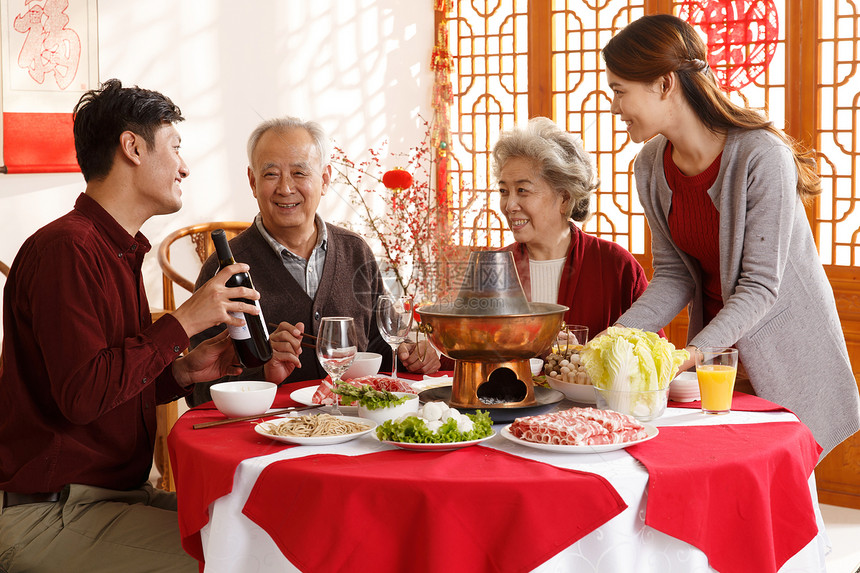 彩色图片蔬菜人幸福家庭过年吃团圆饭图片