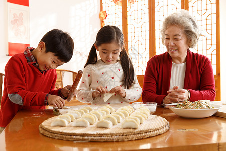 面食毛衣户内幸福家庭过年包饺子图片