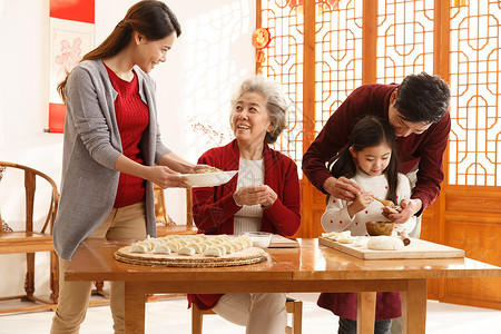 成年人联系女儿幸福家庭过年包饺子图片