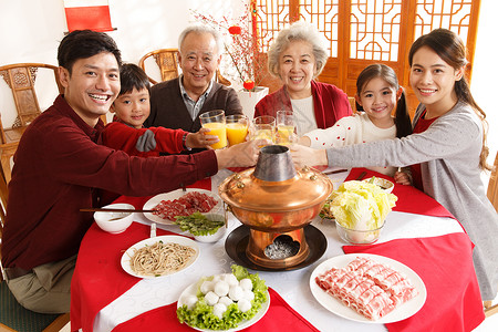 愉悦东方人火锅幸福家庭过年吃团圆饭图片