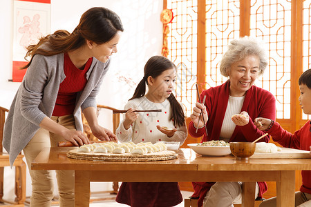 传统庆典孙辈元旦幸福家庭过年包饺子图片