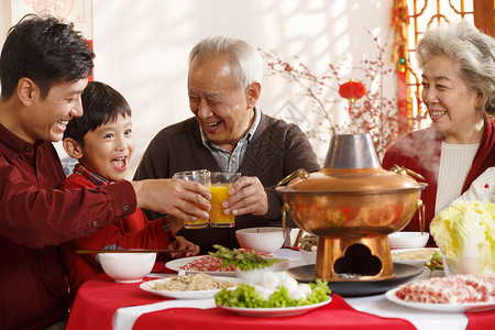 60多岁春节祖父母幸福家庭过年吃团圆饭图片