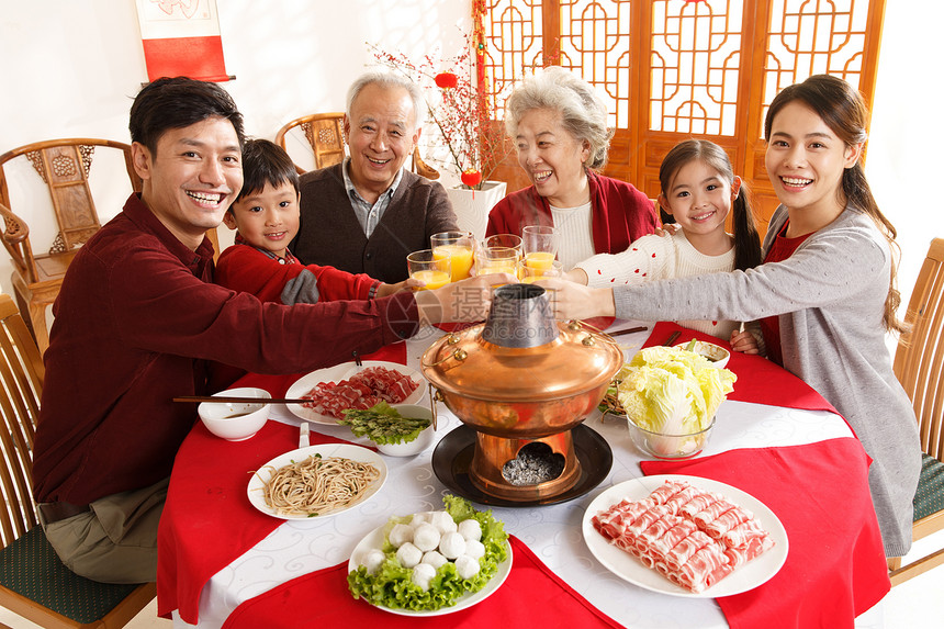 温馨老年人六个人幸福家庭过年吃团圆饭图片