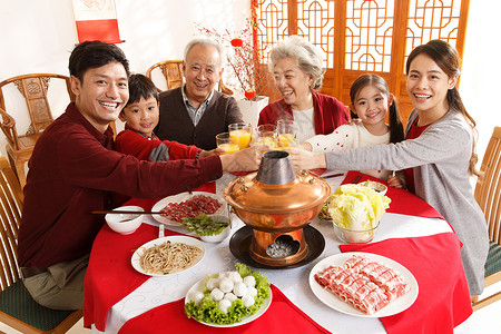 吃饭元素温馨老年人六个人幸福家庭过年吃团圆饭背景