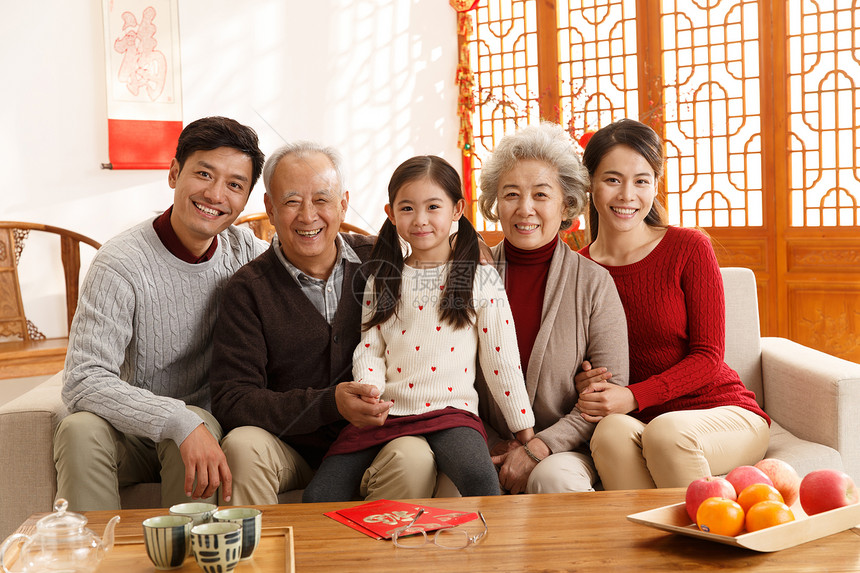 东方人五个人坐着幸福家庭过新年图片
