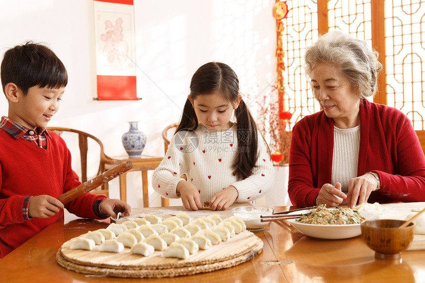 成年人水平构图孙女幸福家庭过年包饺子图片