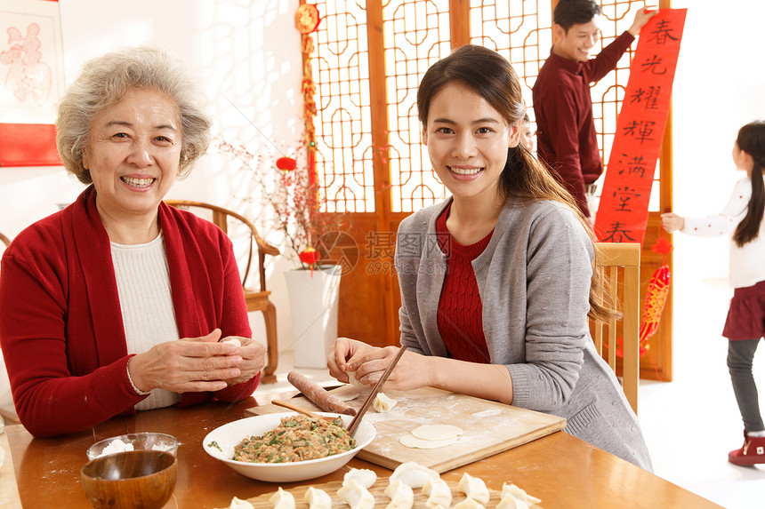 彩色图片关爱65到69岁幸福家庭过年包饺子图片