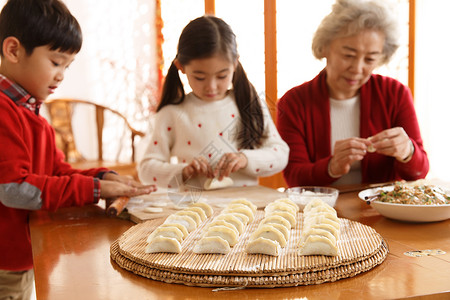 吃饺子的小孩5到6岁东亚团结幸福家庭过年包饺子背景