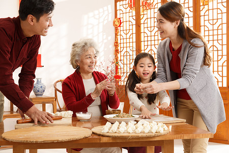 不看镜头新年节日幸福家庭过年包饺子图片