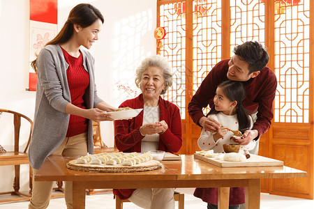 独生子家庭合作兴奋幸福家庭过年包饺子图片
