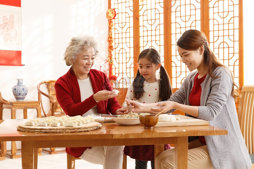 文化关爱协助幸福家庭过年包饺子图片