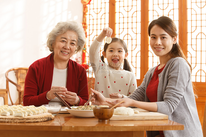 儿童传统庆典元素幸福家庭过年包饺子图片