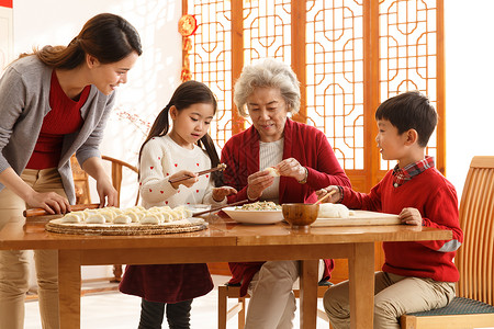 吃饺子的小孩两个孩子的家庭女人彩色图片幸福家庭过年包饺子背景