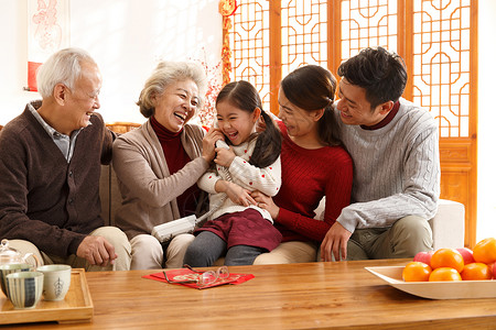 东方春节文化幸福家庭过年打电话住宅房间高清图片素材