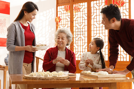 吃饺子的小孩饮食亚洲夫妇幸福家庭过年包饺子背景