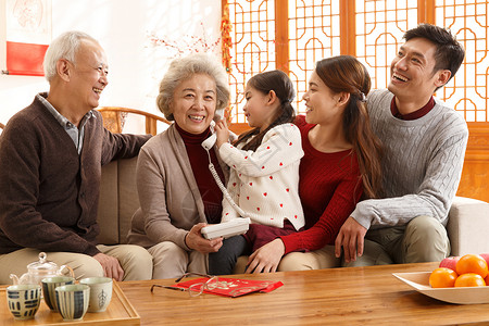 元旦东方人东亚幸福家庭过年打电话图片素材