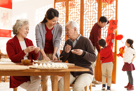 可爱的女人满意幸福家庭过年包饺子图片