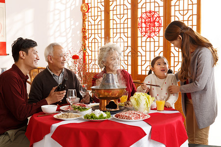 联系饮食新年前夕幸福家庭过年吃团圆饭肉高清图片素材