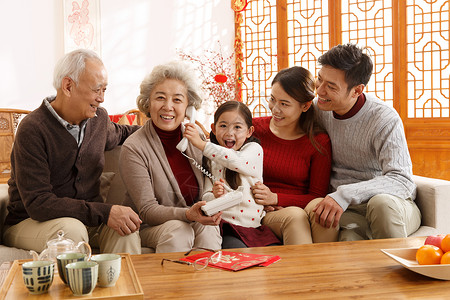 父亲可爱的春节幸福家庭过年打电话祖母高清图片素材