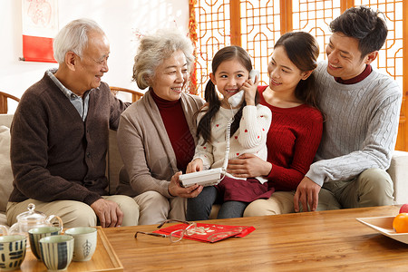 拜年20多岁人幸福家庭过年打电话祝福高清图片素材