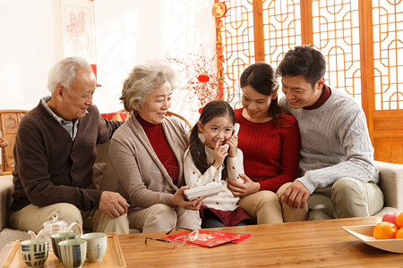 天真休闲装东亚幸福家庭过年打电话节日高清图片素材