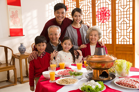 温馨天真传统文化幸福家庭过年吃团圆饭室内高清图片素材