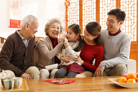 庆祝65到69岁祖父幸福家庭过年打电话关爱高清图片素材