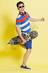 运动太阳镜站着青年人青年男人拿着滑板背景
