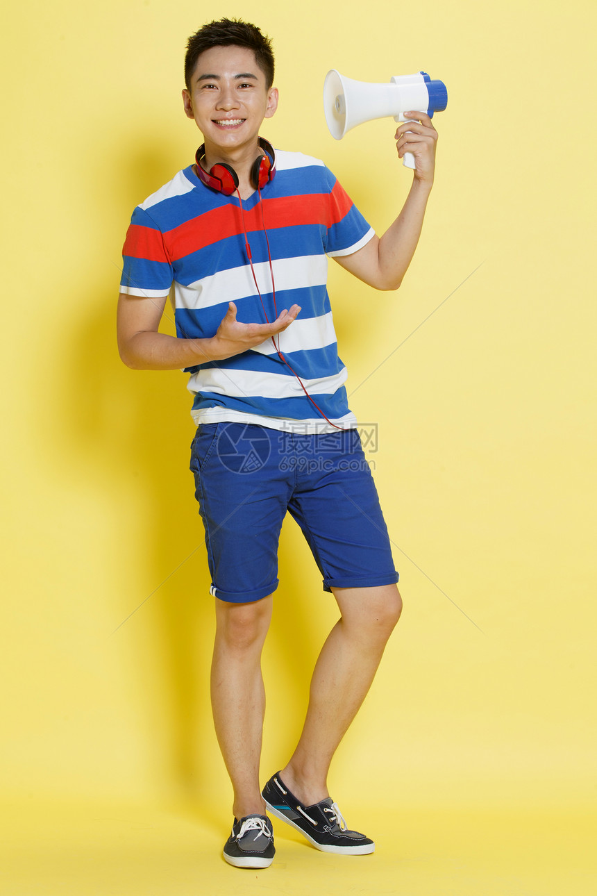 活力彩色图片高兴的青年男人拿着扩音器图片