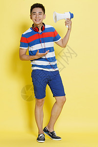 彩色话筒活力彩色图片高兴的青年男人拿着扩音器背景