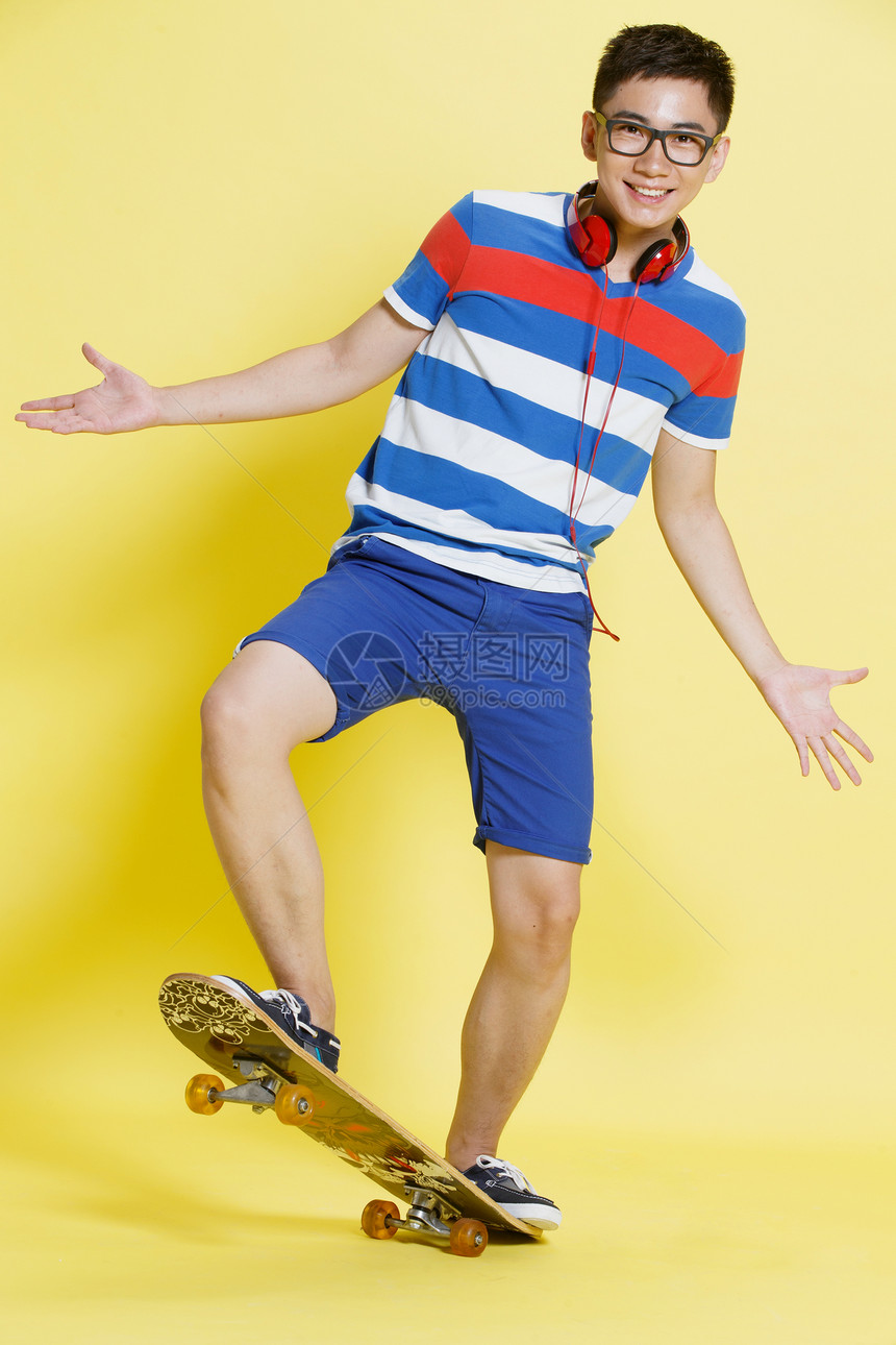 休闲装彩色图片t恤青年男人滑板运动图片