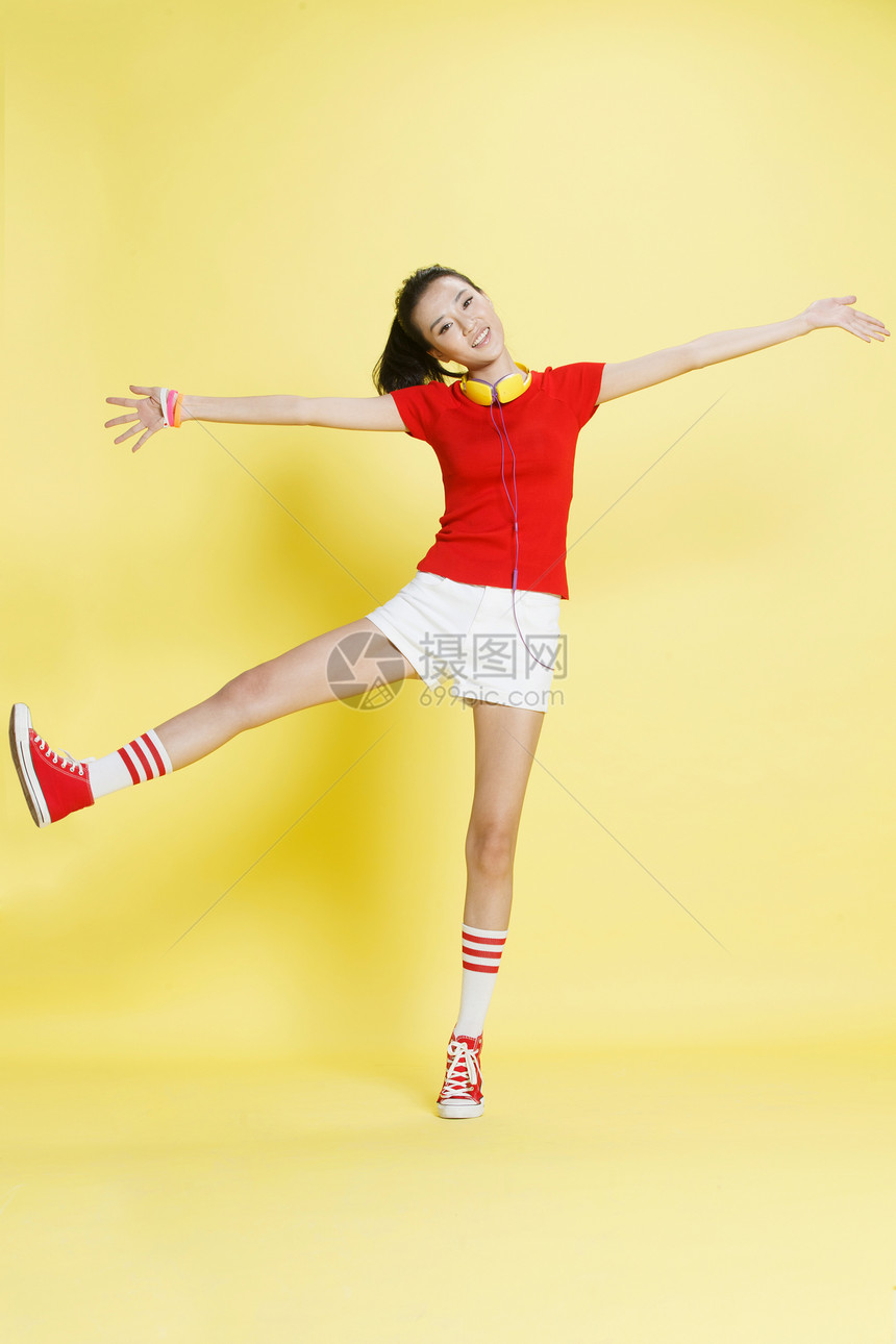 垂直构图20多岁学生欢乐的青年女人图片