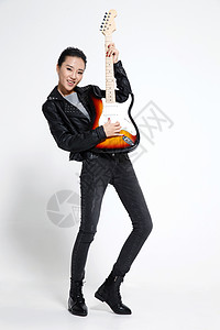 音乐高兴的清新青年女人弹吉他图片