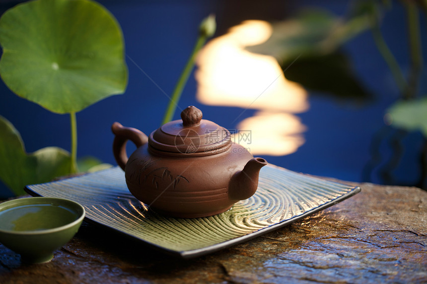 月色茶壶茶具图片