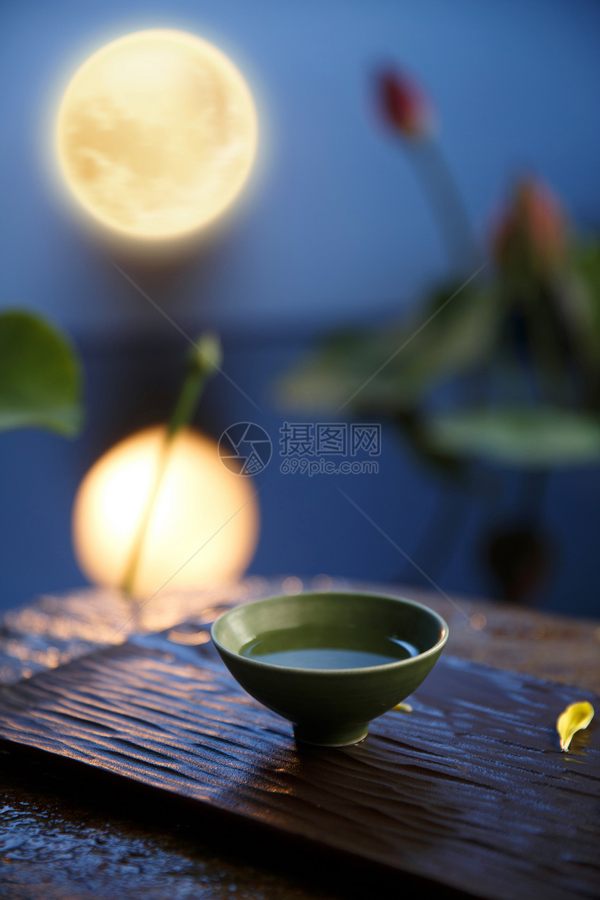 中秋节月饼和月亮创意摆拍图片