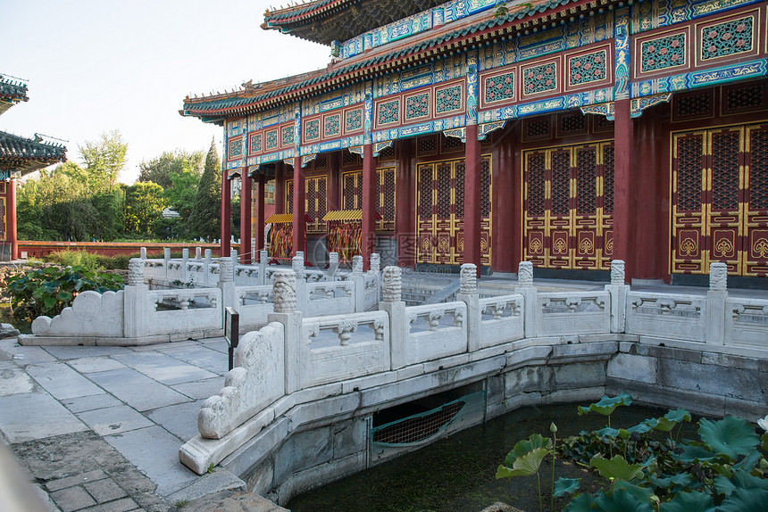 旅行亭台楼阁北京北海公园图片