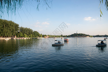白昼游船蓝天北京北海公园图片
