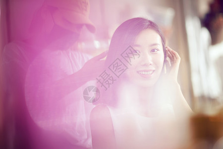 年轻美女在理发店里做头发个人护理高清图片素材