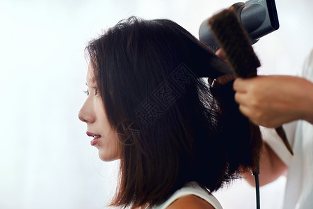 魅力年轻美女在理发店里做头发中国人高清图片素材