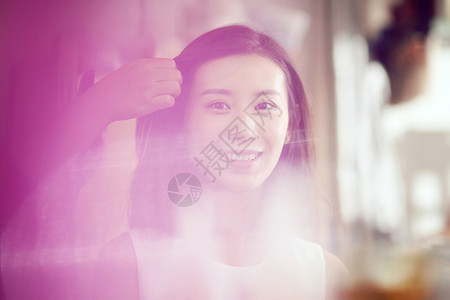健康生活方式年轻美女在理发店里做头发中国文化高清图片素材