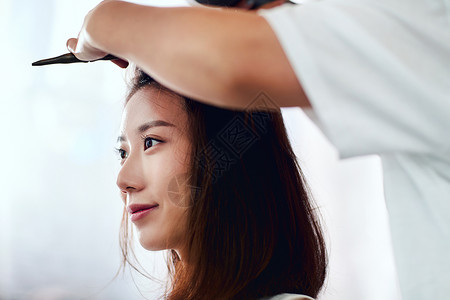 年轻美女在理发店里做头发纯净高清图片素材