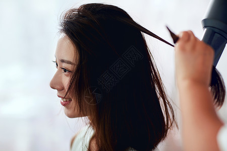 年轻美女在理发店里做头发满意高清图片素材
