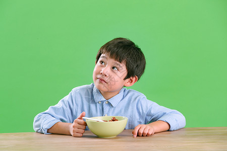 半身像饥饿的幸福小男孩吃东西图片