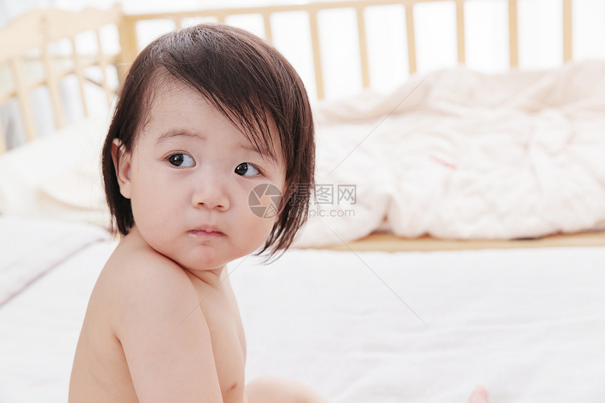 亚洲东亚皮肤可爱宝宝在玩耍图片