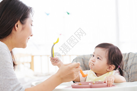 坐着吃饭母女幸福妈妈喂宝宝吃饭背景