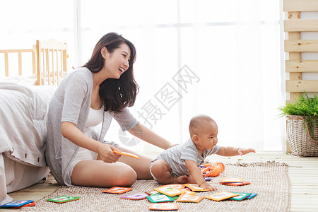 地毯母亲幼儿快乐母子玩耍图片