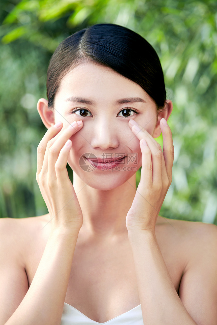 自然仅一个青年女人东亚年轻美女做脸部按摩图片